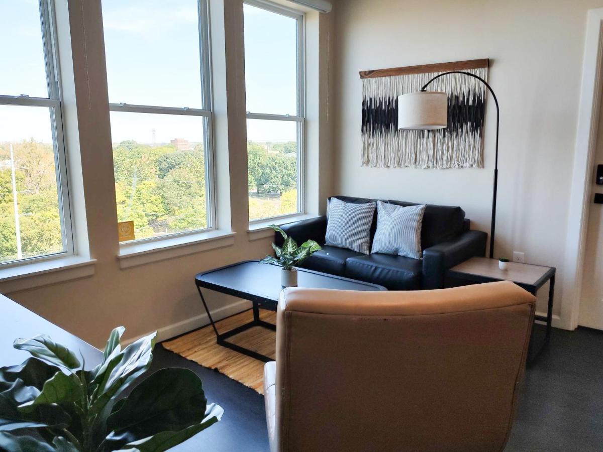 Frontdesk The Marshall Campus Apts Apartment Louisville